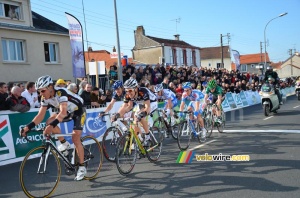 The breakaway at the first crossing of the finish line (889x)