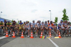 The peloton before the start (393x)