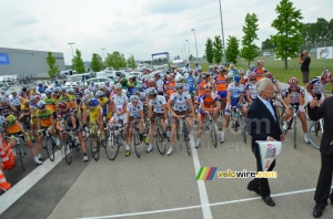The peloton getting ready for the start (430x)