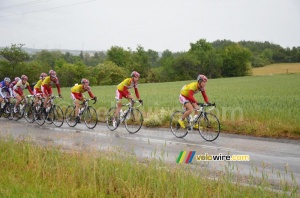 The team of the yellow jersey leading the peloton (346x)