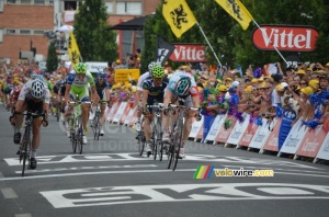 André Greipel (Omega Pharma-Lotto) wins ahead of Mark Cavendish (501x)