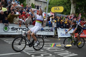 Thor Hushovd (Team Garmin-Cervélo) wins the stage in Gap ahead of Edvald Boasson Hagen (509x)
